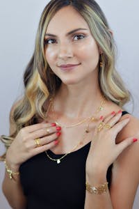 Beautiful woman adorned with gold jewelry showcasing elegance and style.